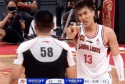 😡异常不满！郭艾伦第三节吃到第四次犯规 指着裁判鼻子一顿输出