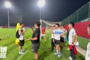 国足全队全家福，中国球迷站在了最中间